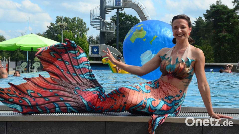 Bitte lächeln! Meerjungfrau Corina Ergenz beim Fotoshooting im Schätzlerbad am Samstag. Bild: Kunz