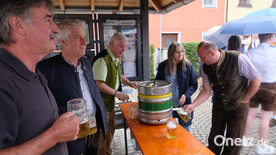 Kommandant Franz Schmidt, Bürgermeister Robert Lindner und Bürgermeister a.D. Günter Stich waren tüchtige Ausschenker beim Freibier. Bild: le