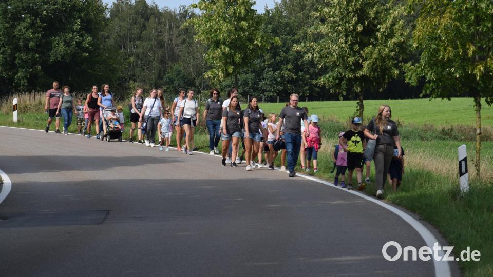 &quot;Wir wandern auf einen Bauernhof&quot; - Eine große Gruppe hatte sich am Freitagnachmittag auf den Weg gemacht und ist nach Obertresenfeld gewandert. Bild: fla