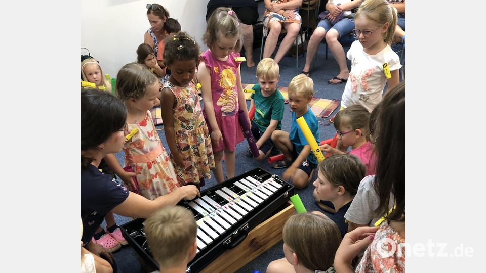 Boomwhackern, das Musizieren mit bunten, exakt gestimmten Kunststoffröhren, bietet Ehenbachtaler Blaskapelle Schnaittenbach den Kindern an. Bild: Heidi Walter/exb