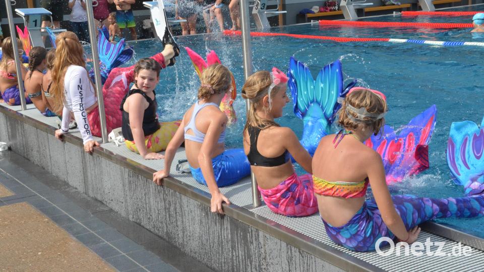 Diese kleinen Meerjungfrauen lieben es, mit den Flossen im Wasser zu plantschen. Bild: Kunz