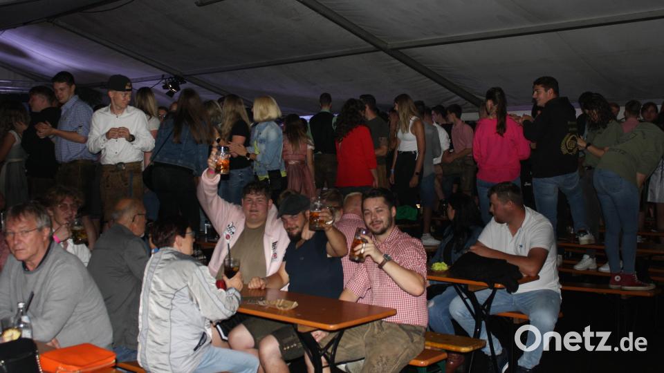 Aus dem Open Air wurde zwar nichts, gute Stimmung herrschte beim Tanz der Dorfjugend am Abend der Oberbibracher Kirwa trotzdem. Bild: edo