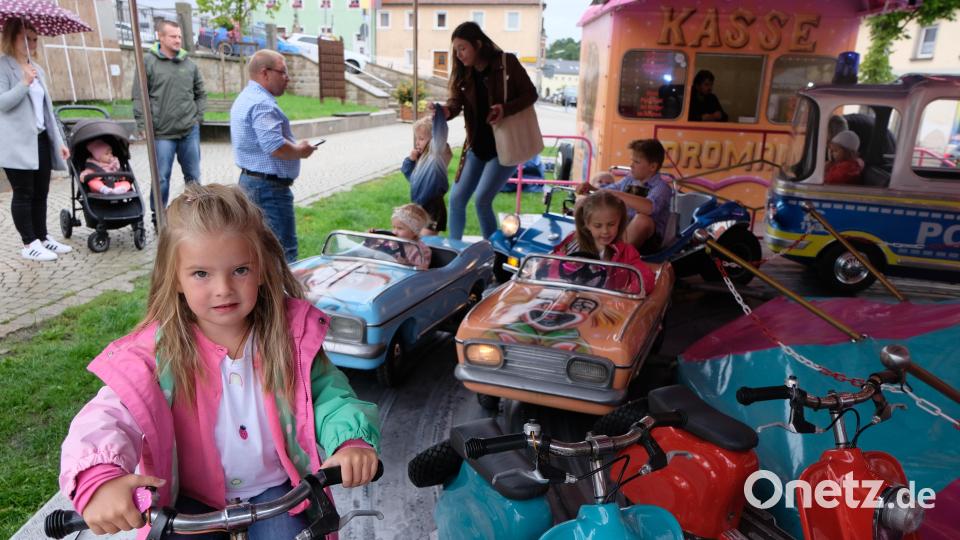 Die Kinder hatten ihre helle Freude am Karussell. Bild: le