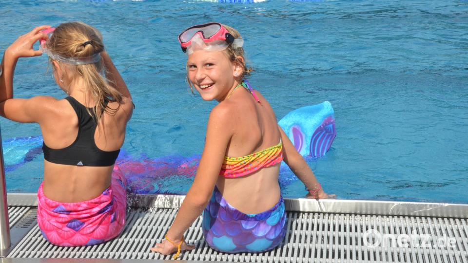 Sophia Hagn (rechts) bei ihrem Lieblingssport am Samstag im Schätzlerbad. Bild: Kunz
