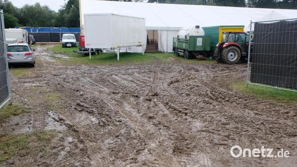 Matsch auf der Zufahrt zum Festzelt der Flosser Kirwa. Der viele Regen zwang die Veranstalter zum Umplanen bei den Parkplätzen. Bild: le