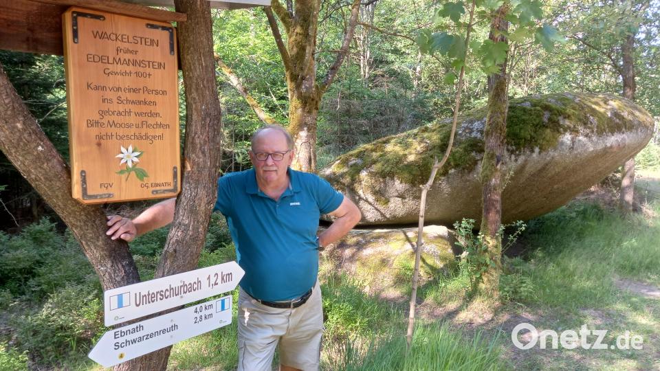 Das Naturdenkmal „Wackelstein“ oder auch „Edelmannstein“ glänzt jetzt mit einer neuen Tafel. In Rainhold Seidel aus Tröstau hat in eine Platte aus Lärchenholz die neue Inschrift geschnitzt und mit einem Siebenstern verziert. Bild: FGV Ebnath/exb