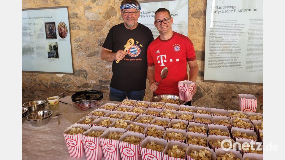 An der Popcorn-Maschine sorgten Alfons Ulrich und Uwe Lang dafür, dass immer genug Nachschub vorhanden war. Bild: FC Bayern-Fanclub Konnersreuth/exb