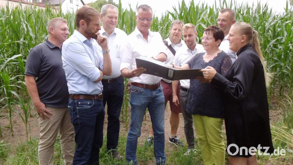 Die CSU-Fraktion und Bürgermeister Hermann Falk machten sich vor Ort ein Bild vom geplanten Neubaugebiet an der Walkstraße. V. l.: Martin Merkl, Fraktionsvors. Christian Gnan, Josef Luber, Bgm. Hermann Falk, Peter Leitsoni, Manuel Falk, 2. Bgm. Bärbel Birner, 3. Bgm. Hermann Gebhard und Michaela Meier. Bild: u