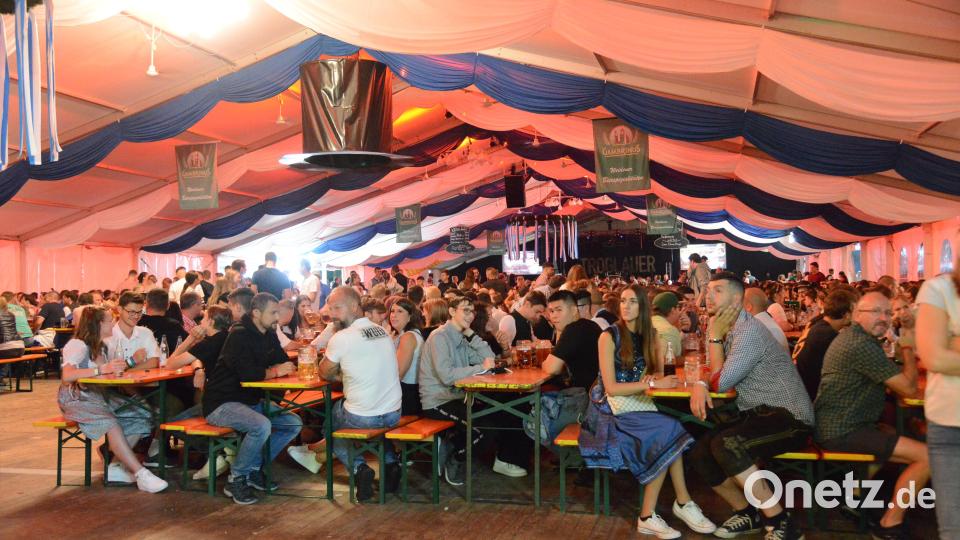 Im Partyzelt wurde auf der Flosser Kirwa kräftig gefeiert. Bild: bey