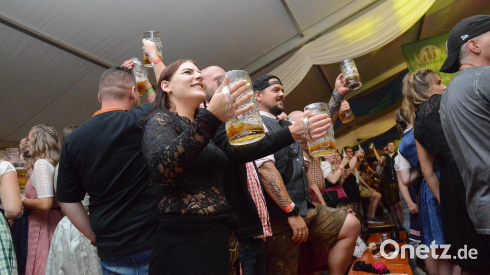 Im Partyzelt wurde auf der Flosser Kirwa kräftig gefeiert. Bild: bey