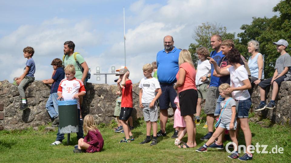 Vor allem Familien mit Kindern sind von den mittelalterlichen &quot;Spielen&quot; fasziniert. Bild: bey