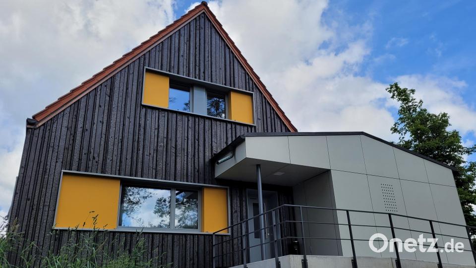 &quot;Graue Energie ganz bunt – Instandsetzung eines Nachkriegsbaus&quot; ist das Projekt überschrieben. Für die Neugestaltung des Riglasreuther Kolpinghauses gab es den Staatspreis 2023 Dorferneuerung und Baukultur des Bayerischen Ministeriums für Ernährung, Landwirtschaft und Forsten. Bild: Architekt Gerald Braun/exb