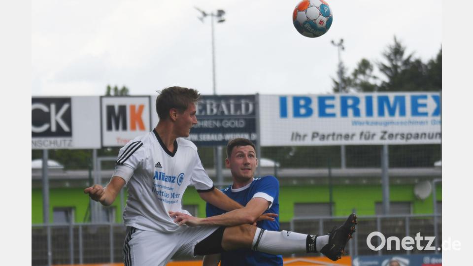 Dominik Farmbauer (rechts) von der SpVgg SV Weiden II kommt gegen den Schwarzhofener Christian Fischer zu spät zum Kopfball. Aus: SpVgg SV Weiden II - SV Schwarzhofen 1:0. Bild: otr