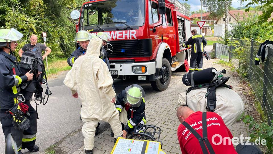 Der weiße Schutzanzug zeigt: Der Feuerwehreinsatz am Samstag in Eschenfelden war kein gewöhnlicher, hier ging es um Gefahrgut. Bild: lei