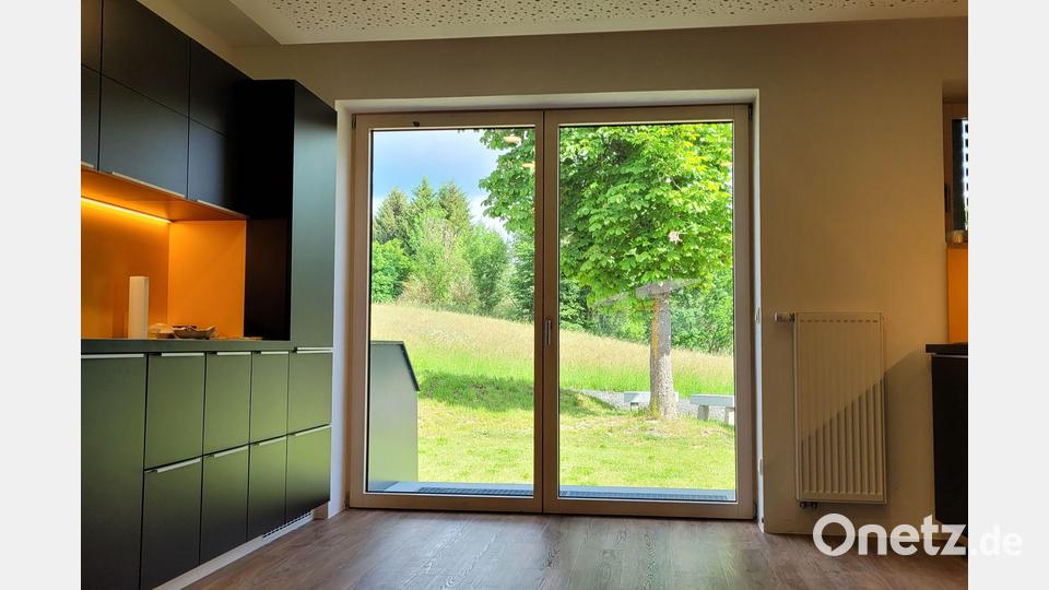 Die Innenansicht des Kolpinghauses mit Küche und Fenstertür. Bild: Architekt Gerald Braun/exb