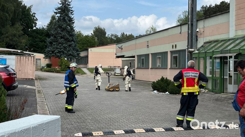 Rund zwei Stunden dauerte der Gefahrguteinsatz, so lange war das Gelände um das Bürogebäude gesperrt. Bild: lei