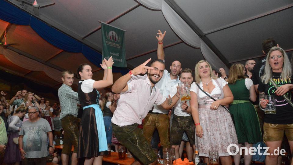 Im Partyzelt wurde auf der Flosser Kirwa kräftig gefeiert. Bild: bey