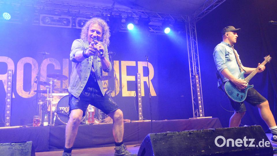 Die &quot;Troglauer&quot; sorgten am Samstagabend bei der Flosser Kirwa für ein voll besetztes Festzelt. Bild: bey