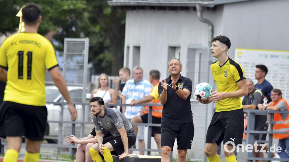 Die beschwörende Geste von Karl-Heinz Wagner half nicht: Der Trainer des FC Amberg musste mit ansehen, wie seine Mannschaft gegen den FC Vorbach völlig überraschend mit 0:2 verlor. Bild: Hubert Ziegler