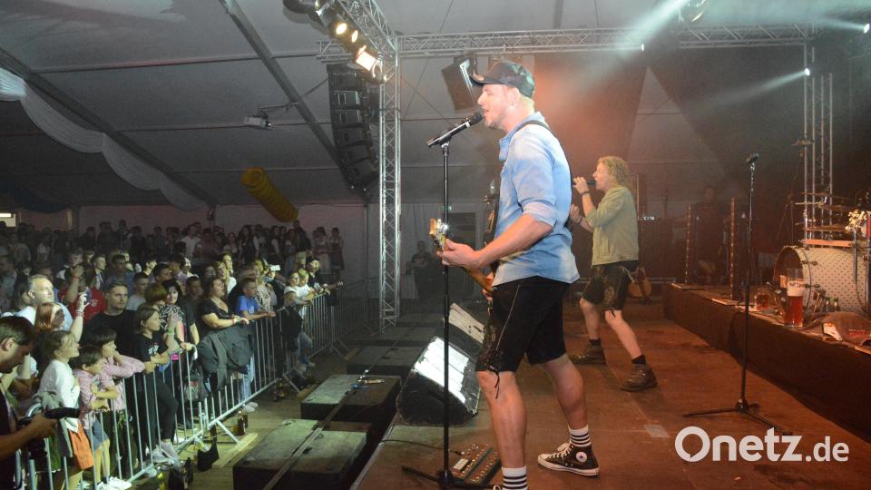 Die &quot;Troglauer&quot; sorgten am Samstagabend bei der Flosser Kirwa für ein voll besetztes Festzelt. Bild: bey