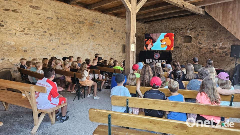 Die Kino-Vorstellung fand unter dem historischen Gewölbe in der Schafferhof-Remise statt. Bild: FC Bayern Fanclub-Konnersreuth/exb