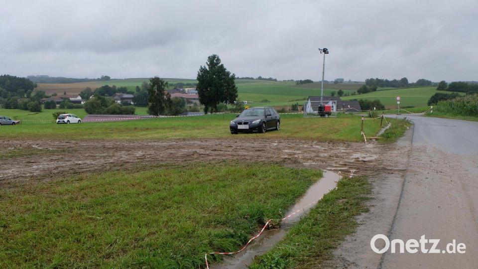 Am Samstag und Sonntag waren die eigentlichen Parkplätze der Flosser Kirwa wegen des vielen Regens nicht mehr nutzbar, Besucher mussten auf Ausweichflächen parken. Bild: le