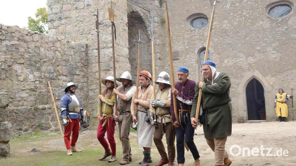 Für einen kurzen Moment kehrt wieder Leben auf die Burg Leuchtenberg ein. Bild: bey