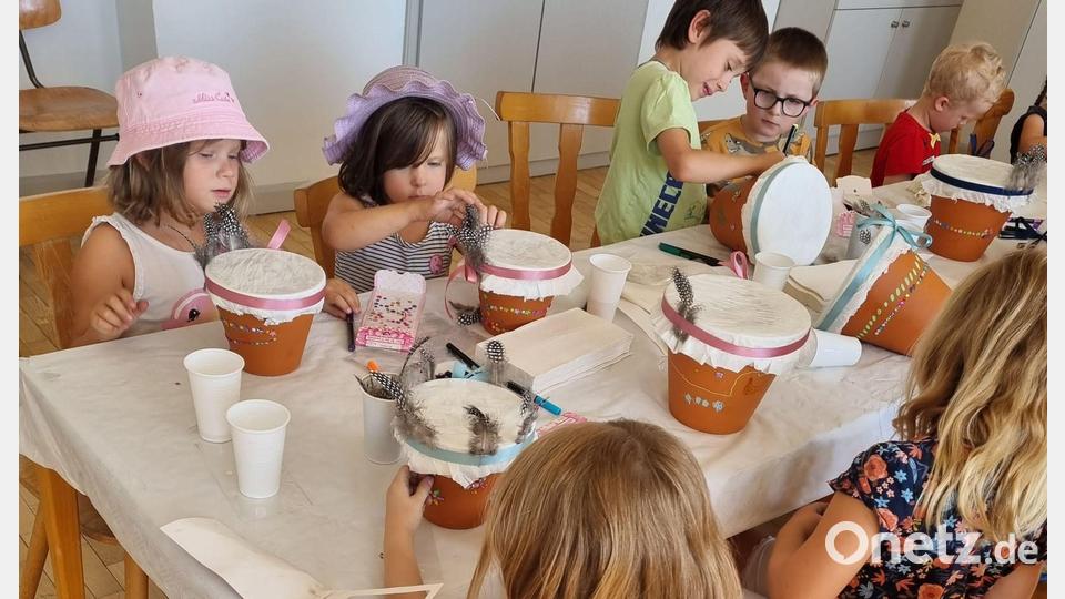Aus Blumentöpfen basteln die Kinder beim Ferienprogramm der Stadtkapelle Trommeln. Bild: Stadtkapelle Windischeschenbach/exb