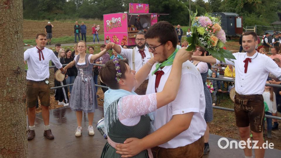 Umringt von den anderen Kirwapaaren, drehen Sophie Hoffmann und Phillip Sörgel den Ehrentanz des Breitenbrunner Oberkirwapaars um den Baum. Bild: mfh