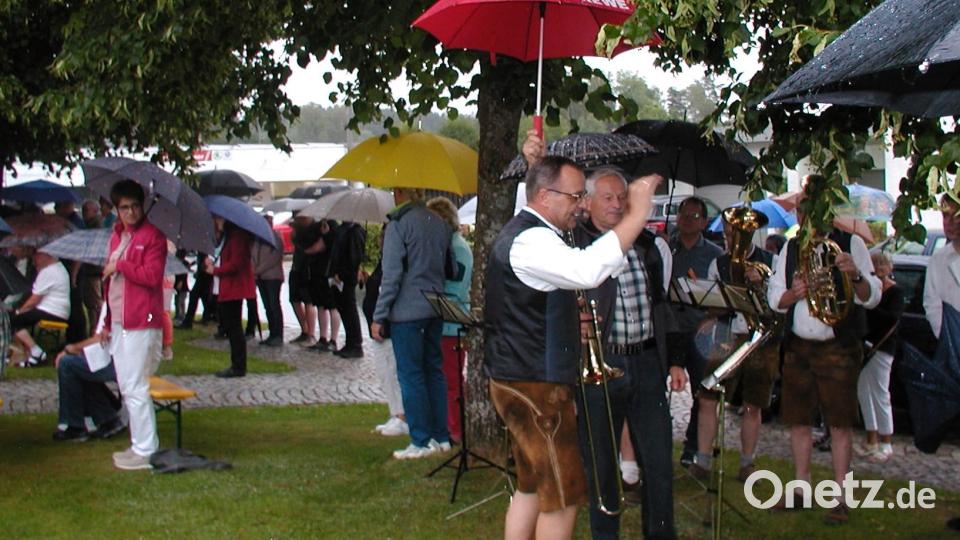Regen bestimmte den Ablauf des Festes zum Patrozinium der Kapelle in Fuhrmannsreuth. Manche Besucher wurden zu "Schirmherren", um die Noten der Musiker zu schützen. Bild: ld