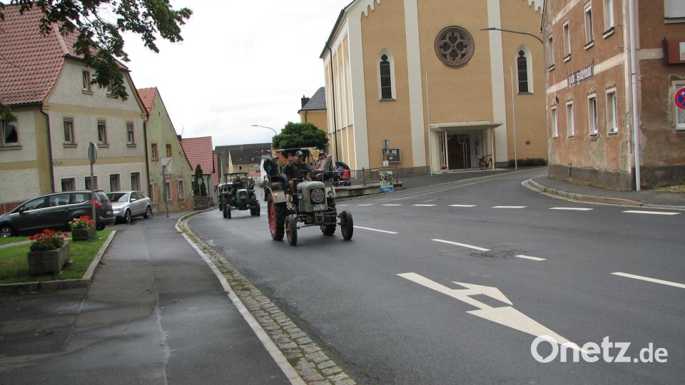 Angeführt von Florian Stangl setzte sich die Karawane über den Marktplatz in Richtung Kellerhaus in Bewegung. Bild: knh