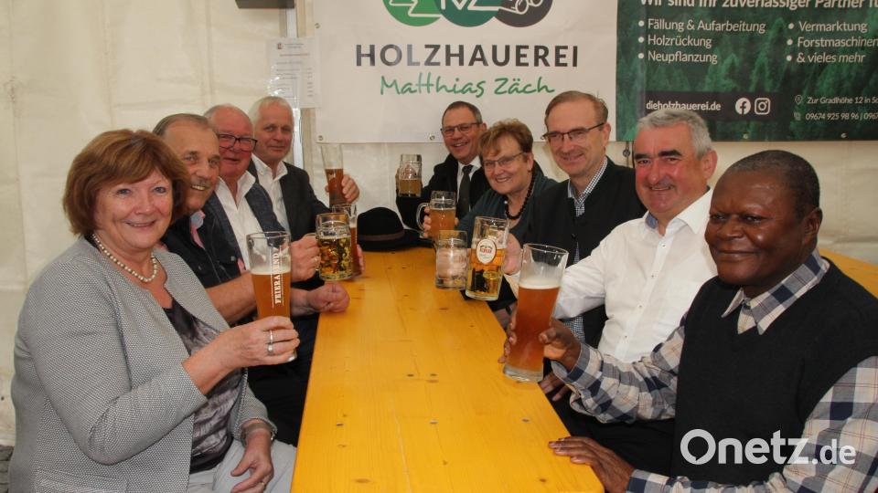 Zur weltlichen Feier fanden sich auch die Ehrengäste (von vorne links nach rechts) die Sprecherin des Pfarrgemeinderats Renate Troppmann, Chorleiter Rudolf Teplitzky, Altbürgermeister Heinz Weigl, Stadtrat Hans Roßmann, zweiter Bürgermeister Egbert Völkl, Kreis- und Stadträtin Barbara Ruhland, Landtagsabgeordneter Alexander Flierl, Stadtpfarrer Alfons Kaufmann und Pfarrer André. Bild: frd
