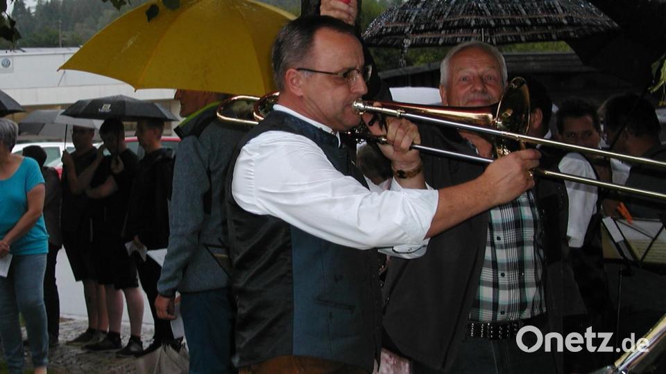 Regen bestimmte den Ablauf des Festes zum Patrozinium der Kapelle in Fuhrmannsreuth. Der Leiter der OFM, Franz Josef Pscherer, suchte Schutz unter einem Baum und hatte unter dem Schirm eines Teilnehmers zugleich Schutz vor Regen gefunden. Bild: ld