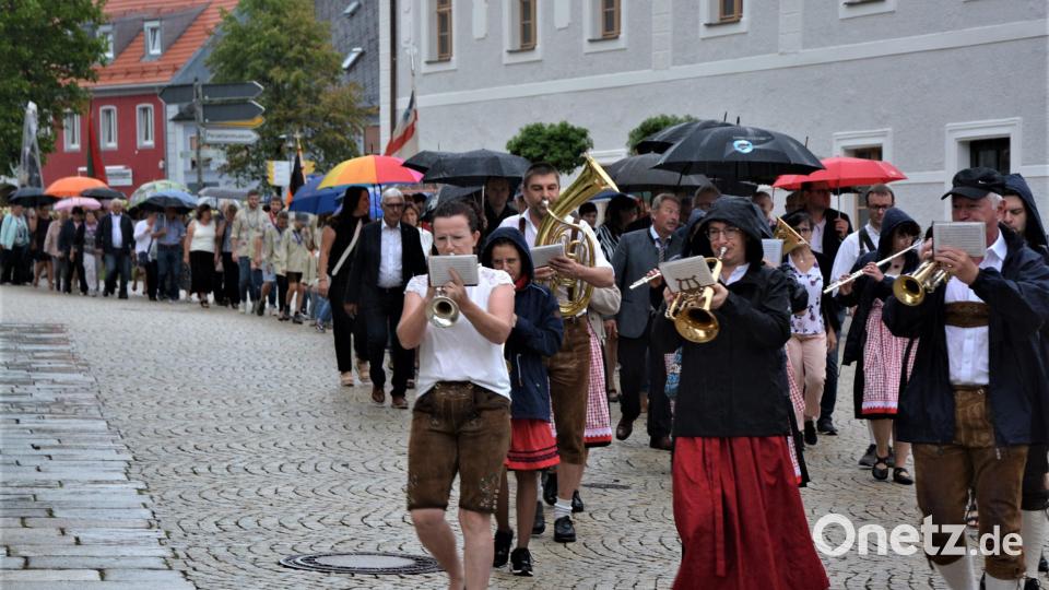 Die Stadtkapelle Mitterteich führte den Kirchenzug an. Bild: jr