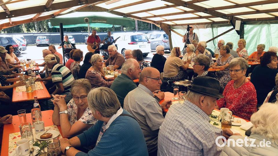 Gefeiert wurde im Festzelt beim TSV-Sportheim. Rund 150 Senioren genossen das Sommerfest. Bild: wro