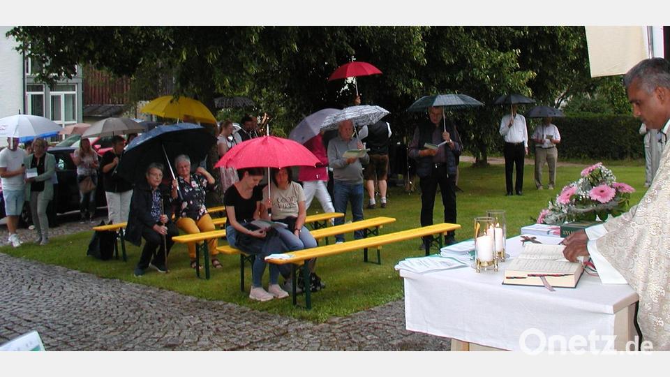 Regen bestimmte den Ablauf des Festes zum Patrozinium der Kapelle in Fuhrmannsreuth. Schirme bestimmten auch das Bild beim Gottesdienst. Bild: ld