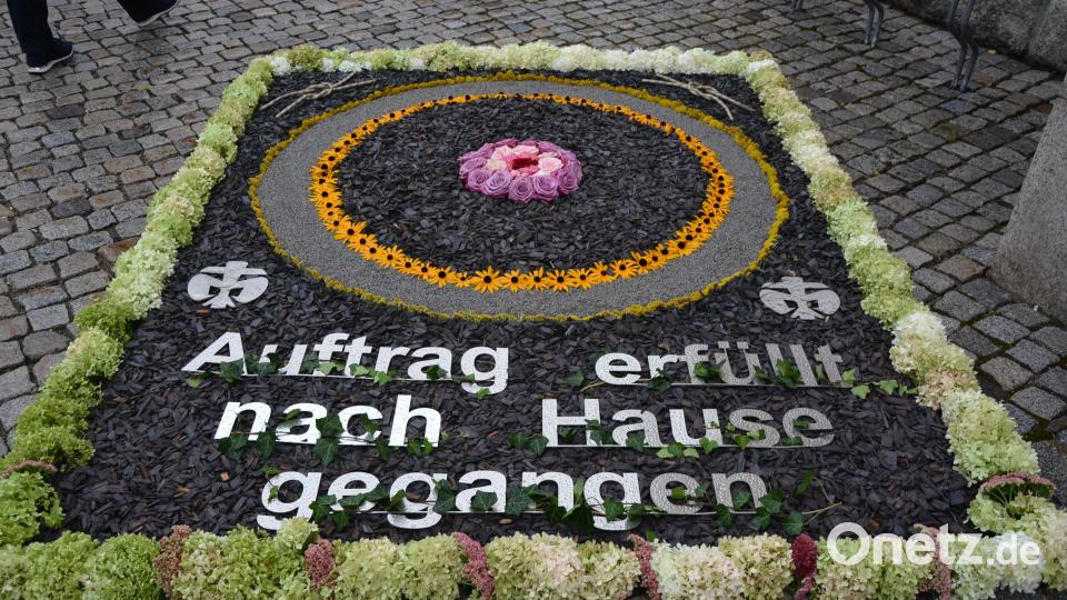 Die Pfadfinder hatten vor dem Eingang zur Stadtpfarrkirche einen Blumenteppich gelegt. Bild: jr
