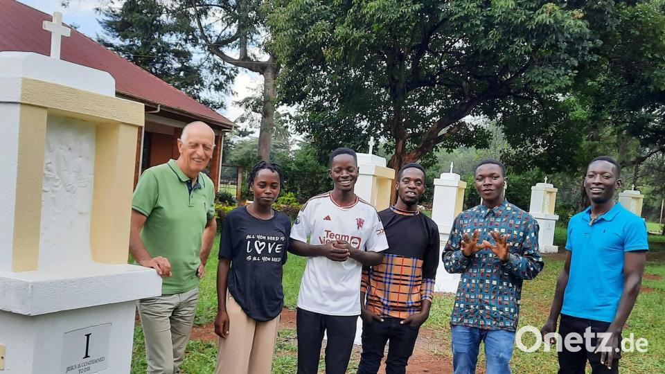 Das Kreuzwegteam in Kakooge mit Missionar Pater Stanislaus Strojecki (links). Bild: Mission Kagooge/exb