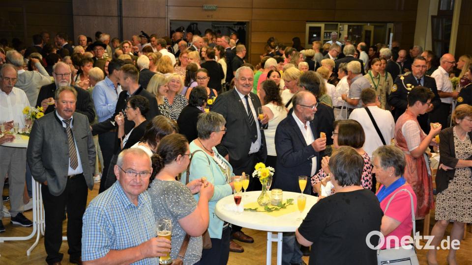 Viele Bürger wollten sich von Stadtpfarrer Anton Witt verabschieden. Bild: jr