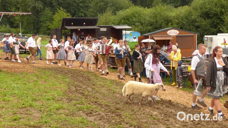 Über den Hackschnitzelweg gelangten die Kirwapaare zur Bühne am Kirwabaum. Bild: mfh