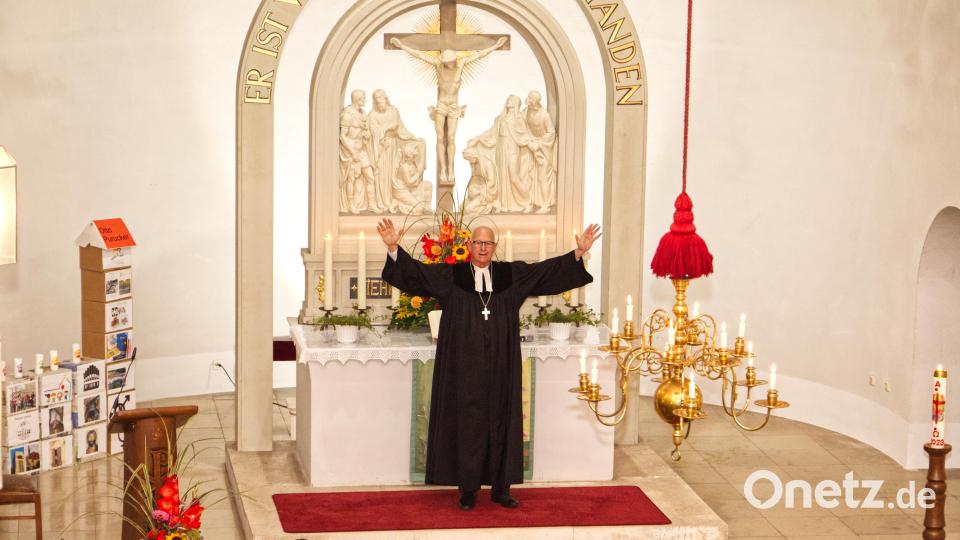 Regionalbischof Klaus Stiegler aus Regensburg sprach am Ende des Festgottesdienstes den Segen. Bild: njn