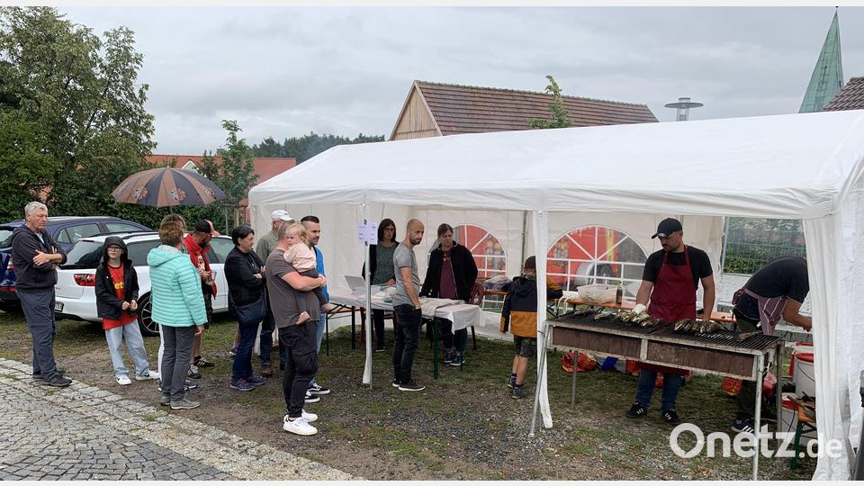 Anstehen für gegrillten Fisch Bild: adj