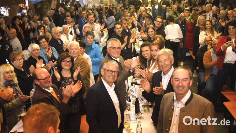 Freie-Wähler-Chef und stellvertretender Ministerpräsident Hubert Aiwanger (vorne rechts) genoss das Bad in der Menge im &quot;Fuchsberger Feststodl&quot;. Dort feierte der FW-Ortsverband Teunz das 25-jährige Bestehen. Bild: Hirsch