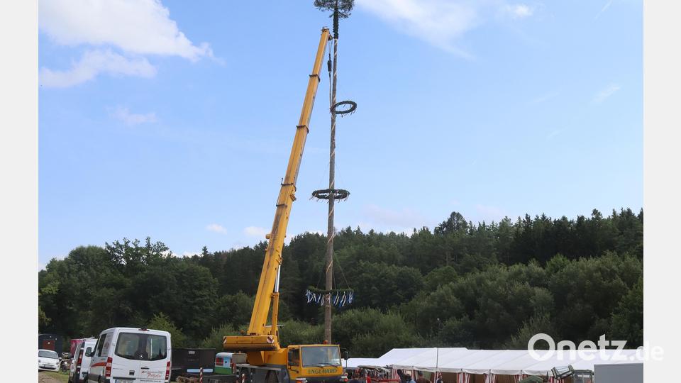 Was der blaue Himmel beim Baumaufstellen am Samstag noch versprach, hielt das Wetter am Wochenende bei der Breitenbrunner Kirwa dann nicht mehr. Bild: mfh