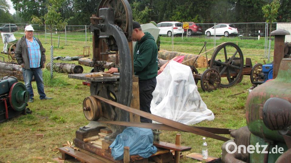 Vorgeführt wurde auch eine alte Holzsägemaschine mit Flachriemenantrieb. Bild: knh