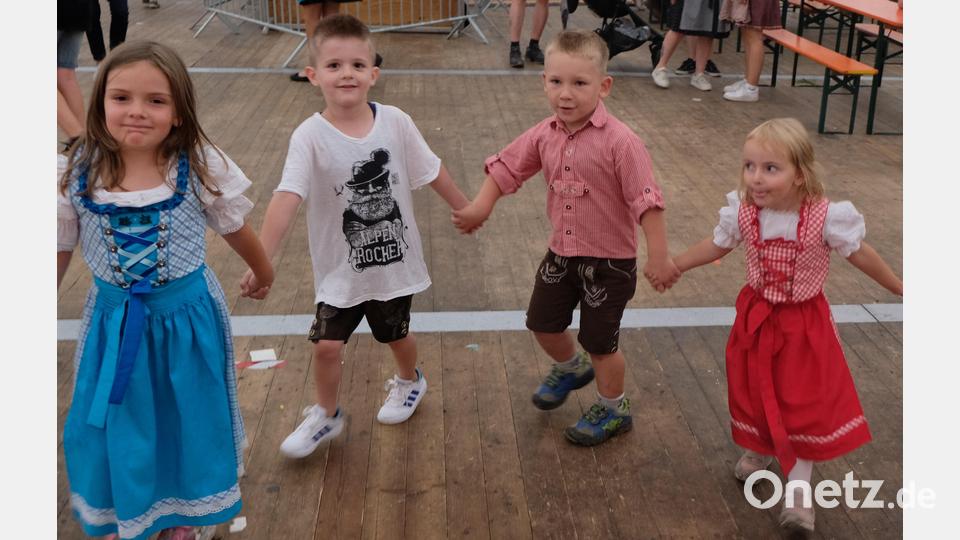 Die Kinder nehmen am Sonntag im Kirwazelt in Tanzfläche in Beschlag. Bild: le