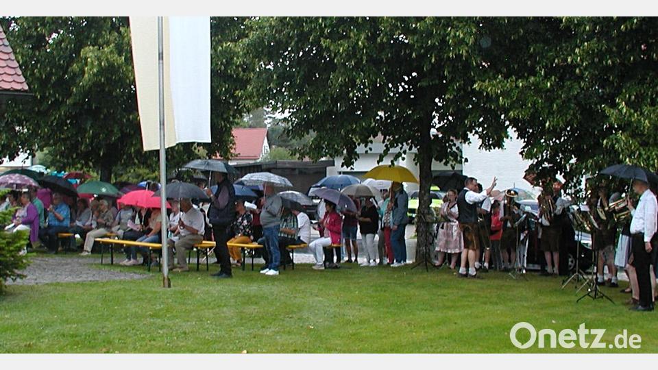 Regen bestimmte den Ablauf des Festes zum Patrozinium der Kapelle in Fuhrmannsreuth. Die gute Laune ließen sich die Besucher aber nicht nehmen. Bild: ld