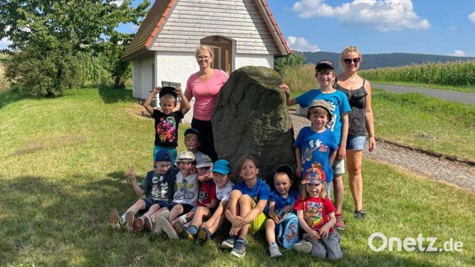 Ein Gruppe kam bei der Schnitzeljagd bis zur Schönstatt-Kapelle. Bild: Tobias Plonner/exb