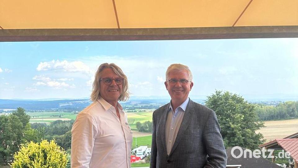Bundestagsabgeordneter Professor Andrew Ullmann (rechts) und Landtagskandidat Wolfgang Karbstein. Bild: FDP-Kreisverband Tirschenreuth/exb