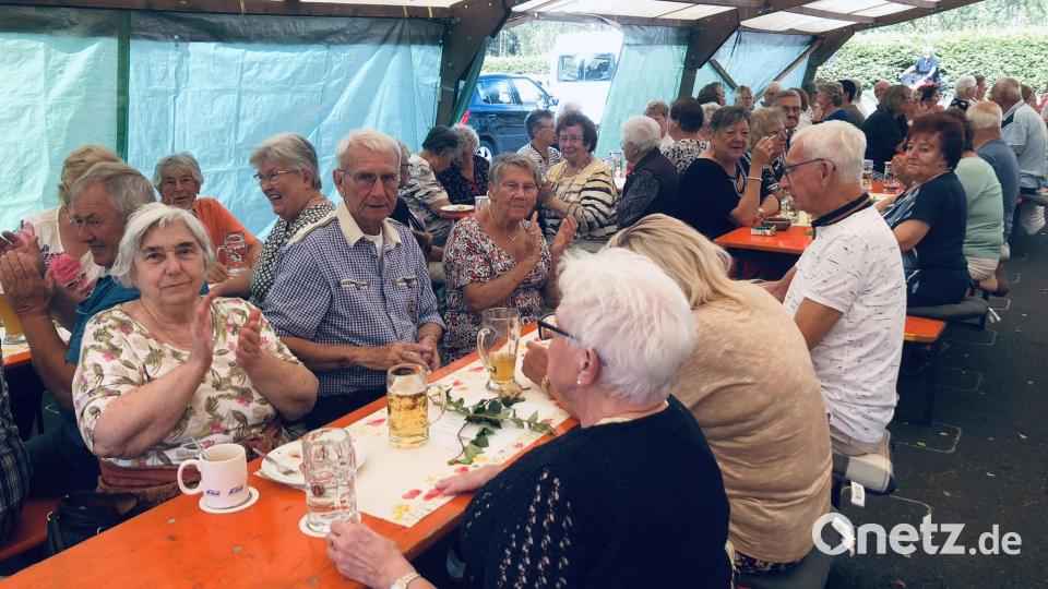 Rund 150 Senioren hatten sich zum TSV-Sportheim aufgemacht, um den Grillnachmittag zu genießen. Bild: wro